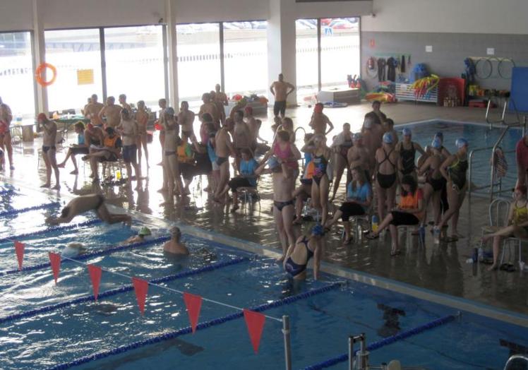 Usuarios practican una actividad guiada en la piscina interior de las instalaciones.