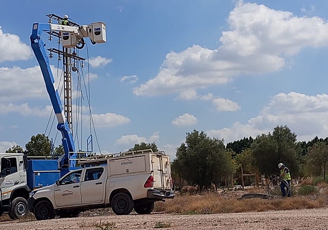 Operarios desmontando una de las torres de media tensión.