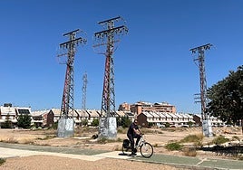 En primer término, varias de las torres de media tensión que ya han sido anuladas, a la espera de su retirada.