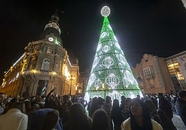 Árbol instalado el año pasado ante el Palacio Consistorial.