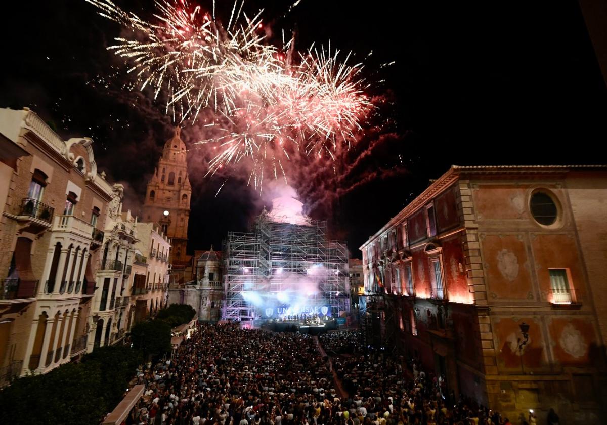 Aspecto que presentaba anoche la plaza de Belluga, repleta de público, durante el espectáculo.