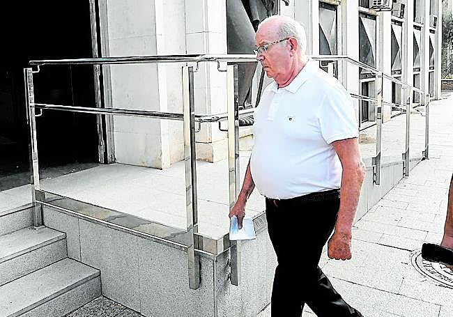 Juan Castejón, expresidente de la COEC, llegando al juicio.