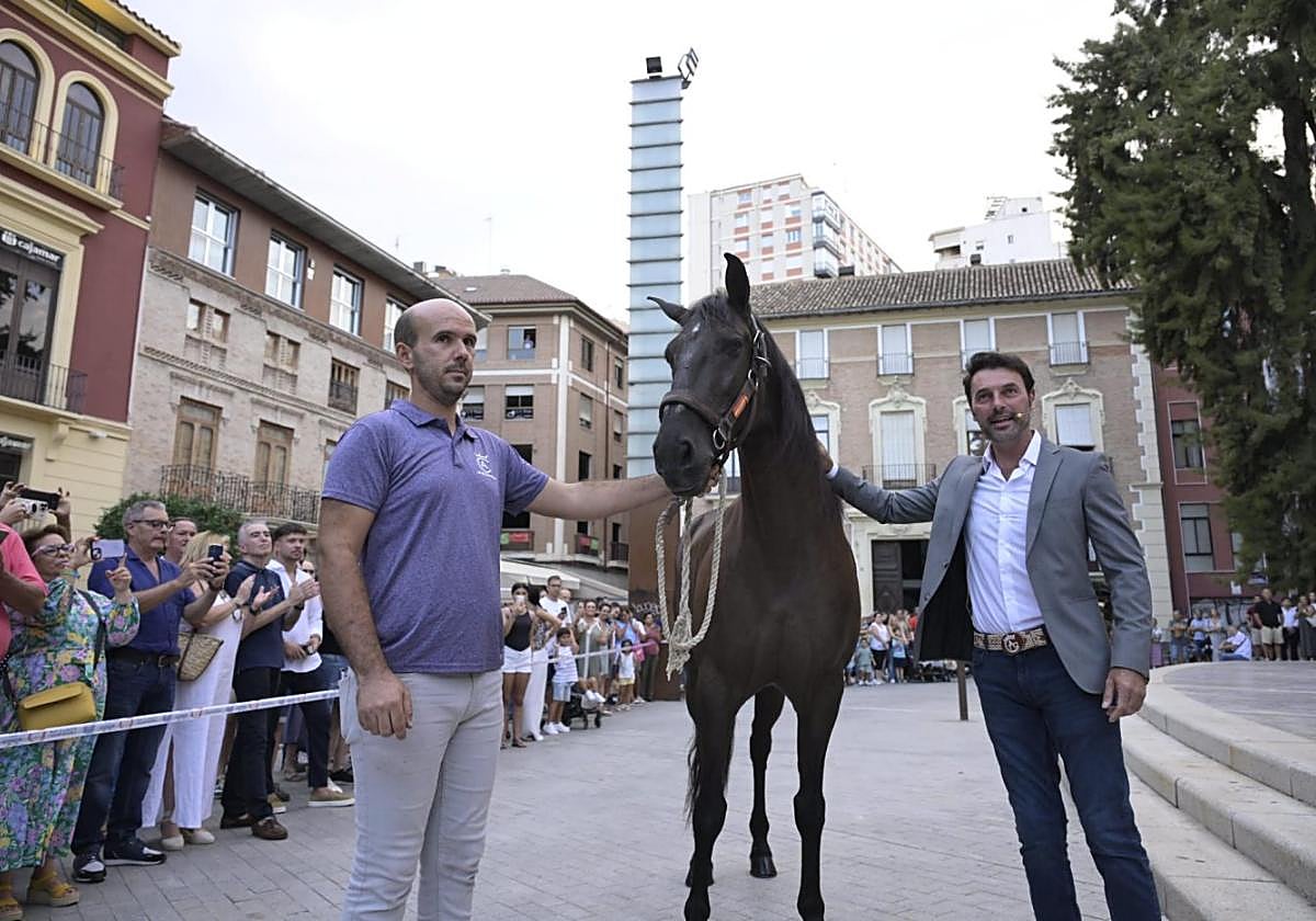 Andy Cartagena (d), con uno de los caballos de su cuadra que presentó en la plaza de Romea.