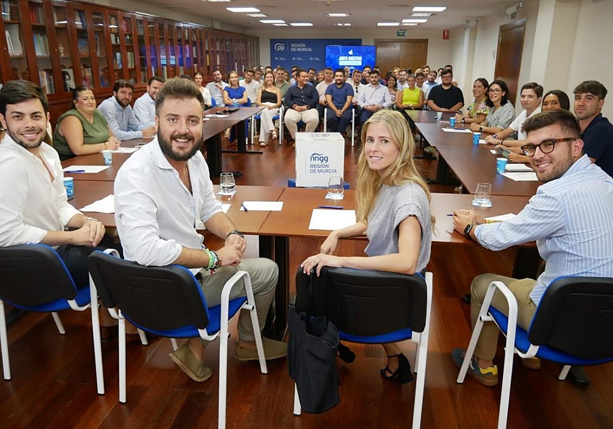 Landáburu y Fanjul (centro), ayer, durante el encuentro en Murcia.