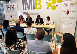 El consejero de Salud, Juan José Pedreño (2º izq.), presenta las ayudas del IMIB a la investigación en Atención Primaria junto al rector de la UMU, José Luján (2º der.).