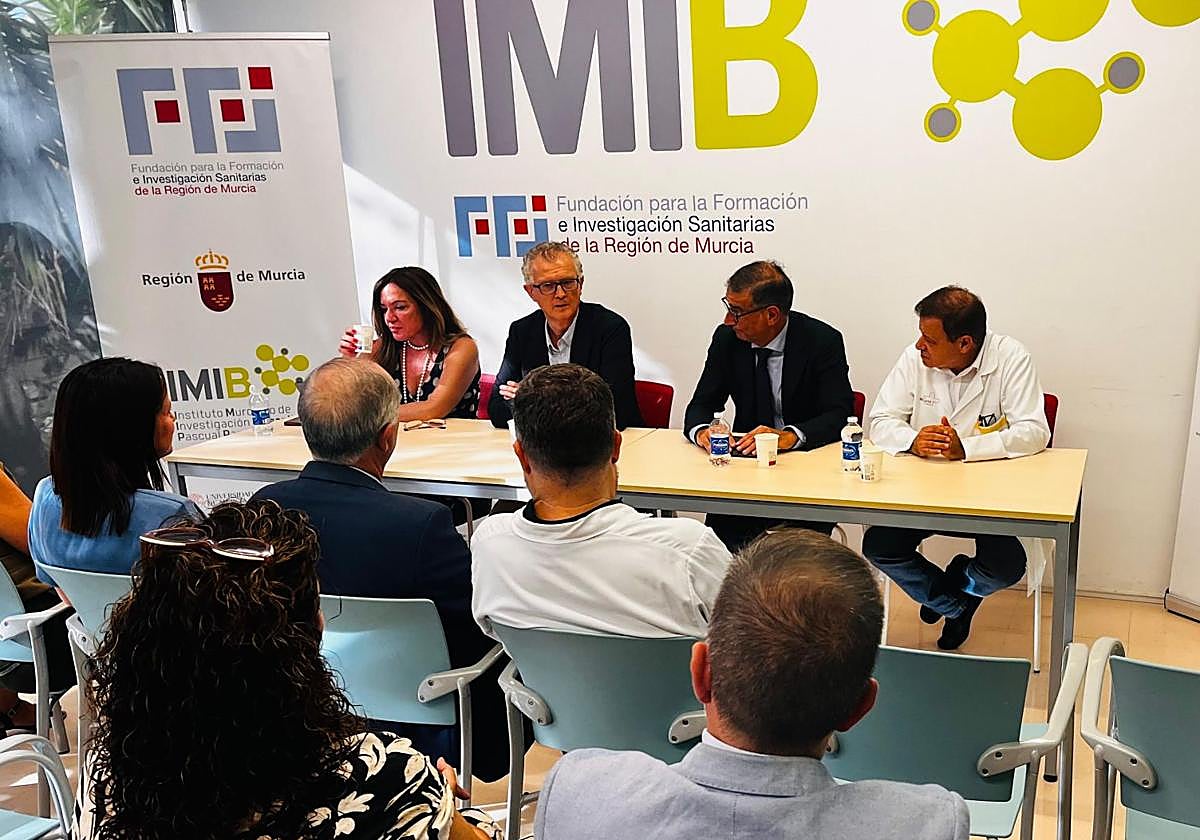 El consejero de Salud, Juan José Pedreño (2º izq.), presenta las ayudas del IMIB a la investigación en Atención Primaria junto al rector de la UMU, José Luján (2º der.).