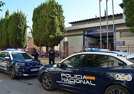 Vehículos de la Policía Nacional junto a la comisaría de Molina de Segura.