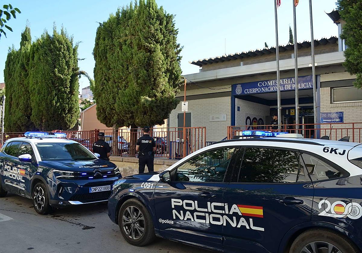 Vehículos de la Policía Nacional junto a la comisaría de Molina de Segura.