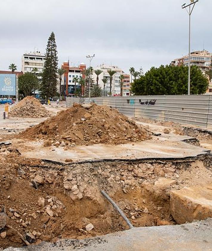 Imagen secundaria 2 - Visita del alcalde a los restos, en noviembre del año pasado.