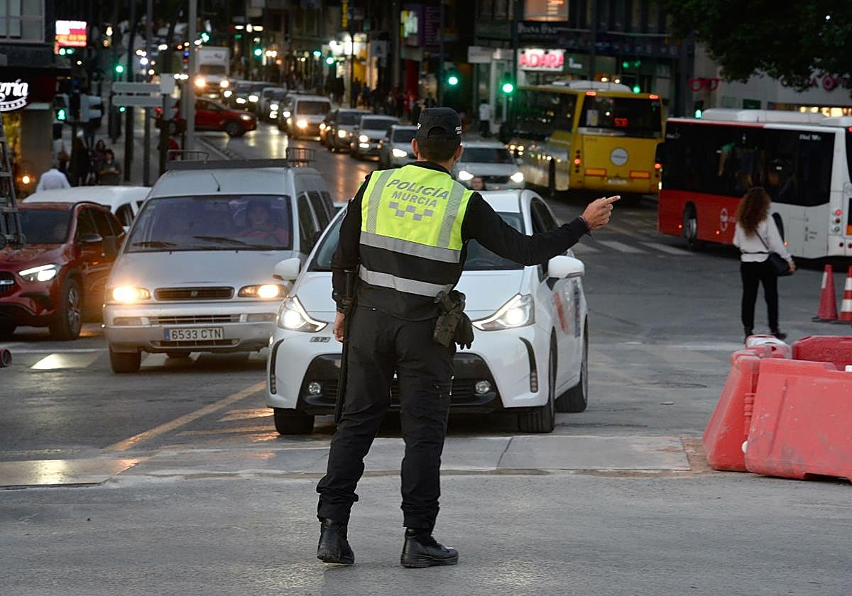 Un agente de la Policía Local de Murcia regulando el tráfico, en una imagen de archivo.