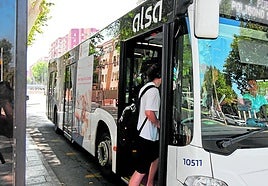 Un joven sube a un autobús en Cartagena en una imagen de archivo.