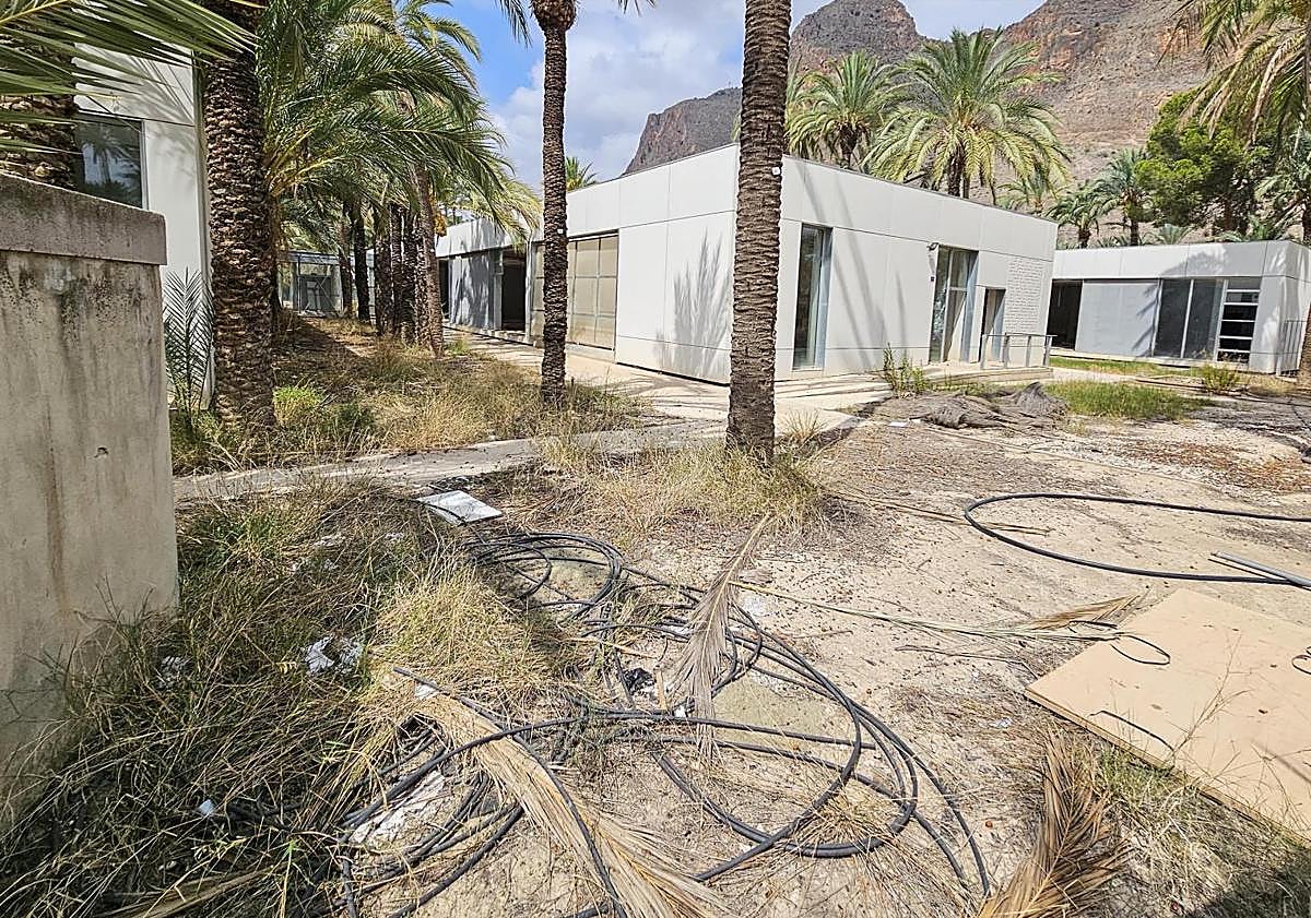 Imagen principal - El equipo de gobierno ha reforzado la seguridad y el vallado perimetral tras las numerosos actos vandálicos que ha sufrido el edificio.