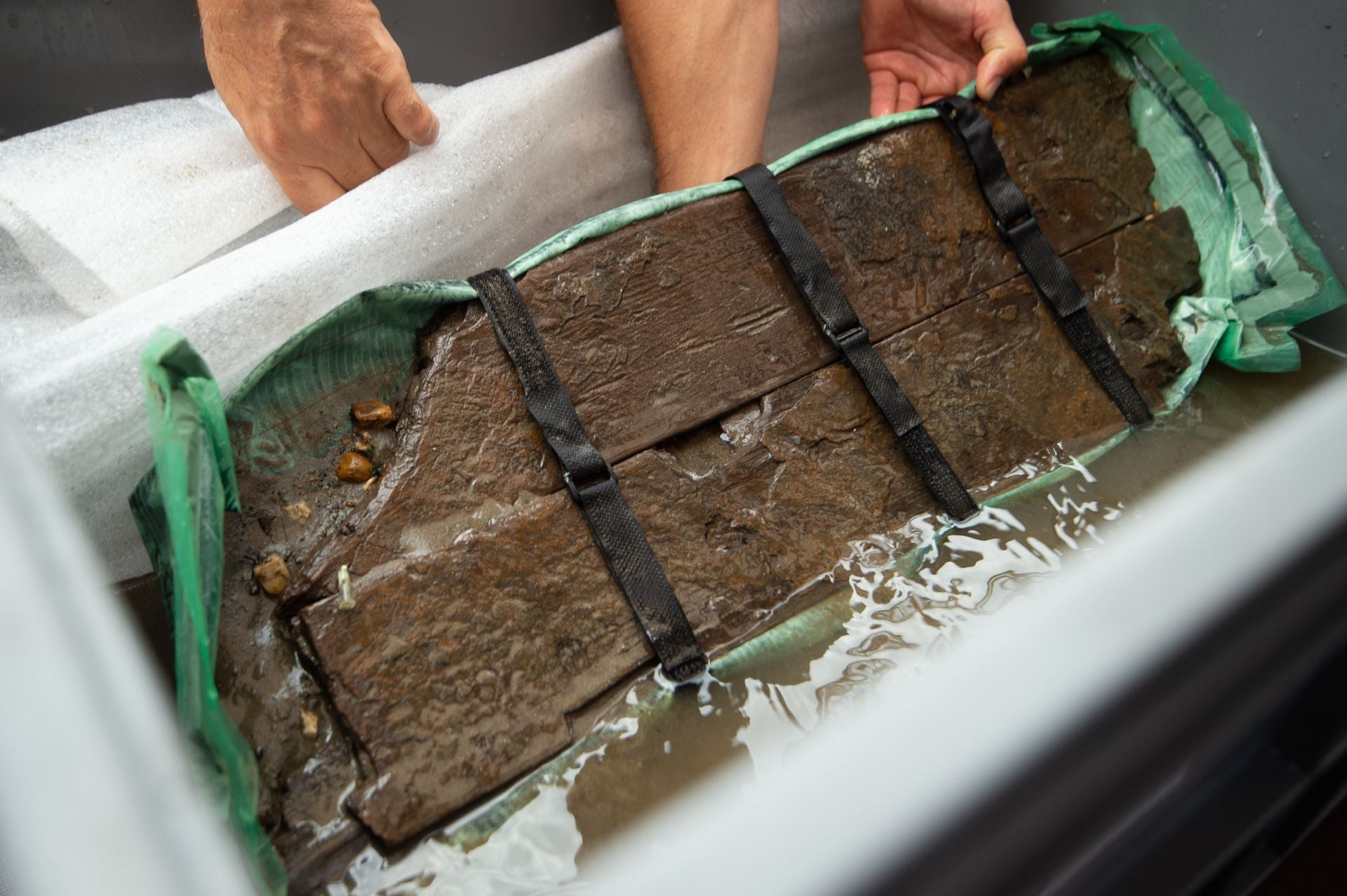 La extracción de la primera porción del barco fenicio de Mazarrón, en imágenes