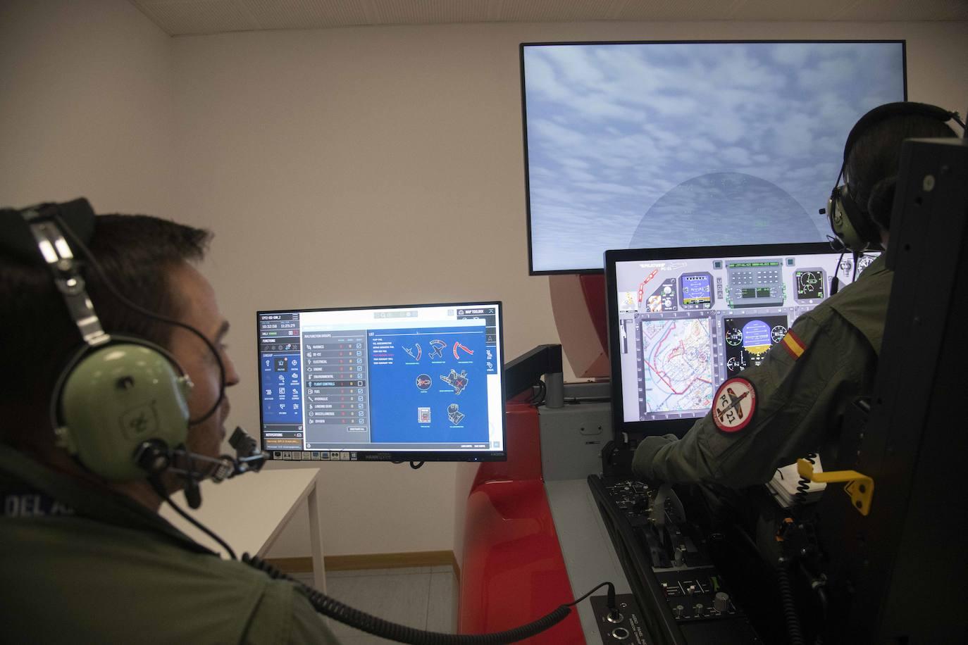 Margarita Robles visita la Academia General del Aire de San Javier, en imágenes