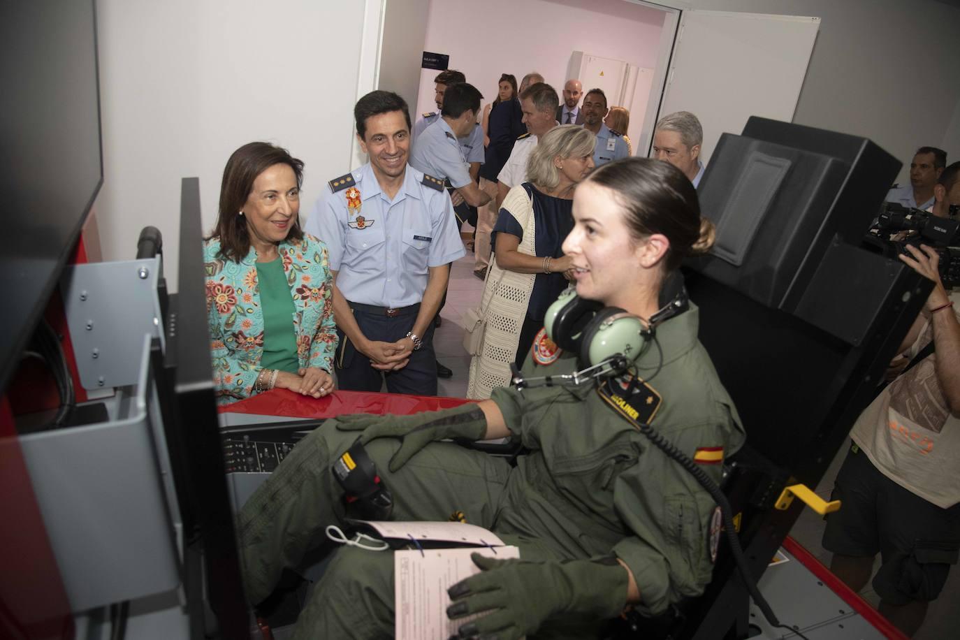 Margarita Robles visita la Academia General del Aire de San Javier, en imágenes