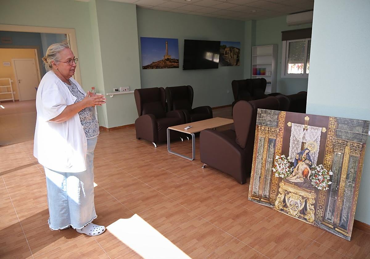 María del Carmen Vera, una trabajadora del hospital de Los Pinos, muestra las instalaciones del centro de día.