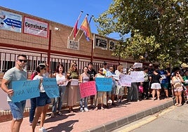 Padres y madres del colegio, concentrados ayer.