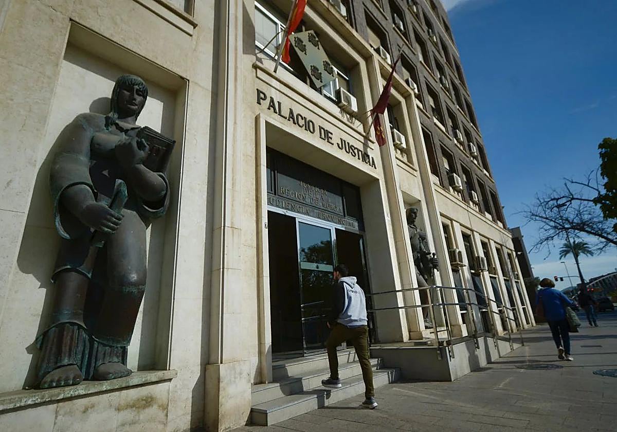 Un joven accede al Palacio de Justicia de Murcia, sede de la Audiencia.