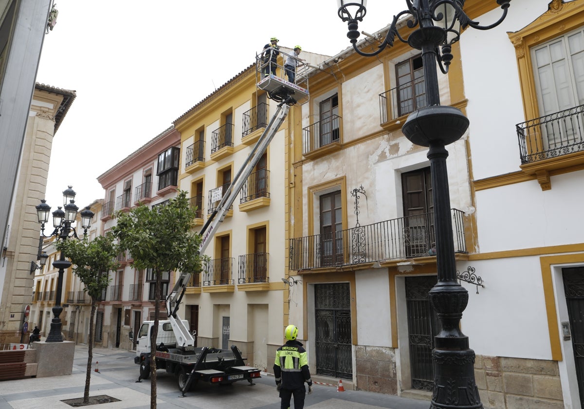 Técnicos revisan el estado de una fachada de la plaza de España.