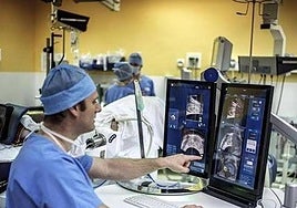 Un cirujano antes de una operación para sustraer un tumor de próstata, en una imagen de archivo.