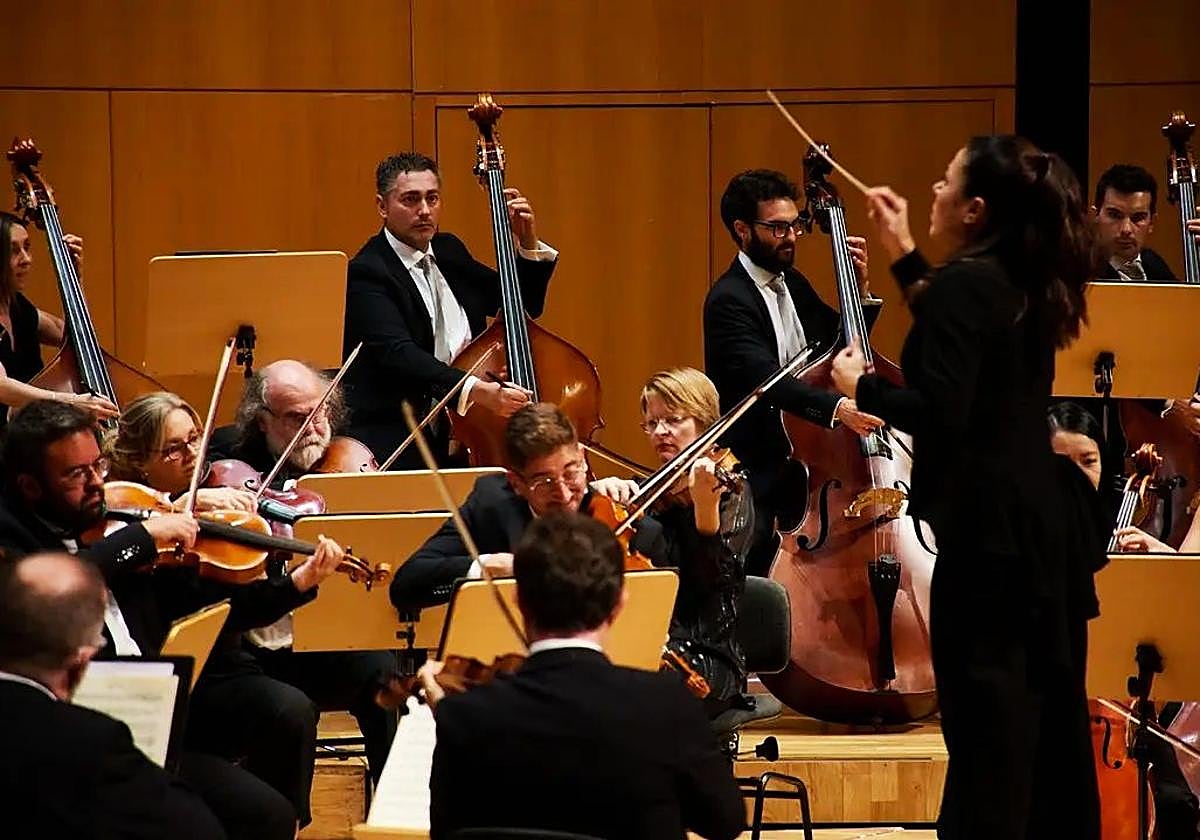 Virginia Martínez dirigiendo la Orquesta Sinfónica de la Región de Murcia en el homenaje a Octavio de Juan en el Auditorio Regional