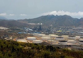Panorámica del Valle de Escombreras, con los tanques de Repsol y las instalaciones de varias empresas industriales.