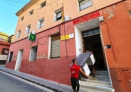 Dos trabajadores sacan muebles de la casa cuartel de la Guardia Civil de Moratalla, en una imagen de archivo.