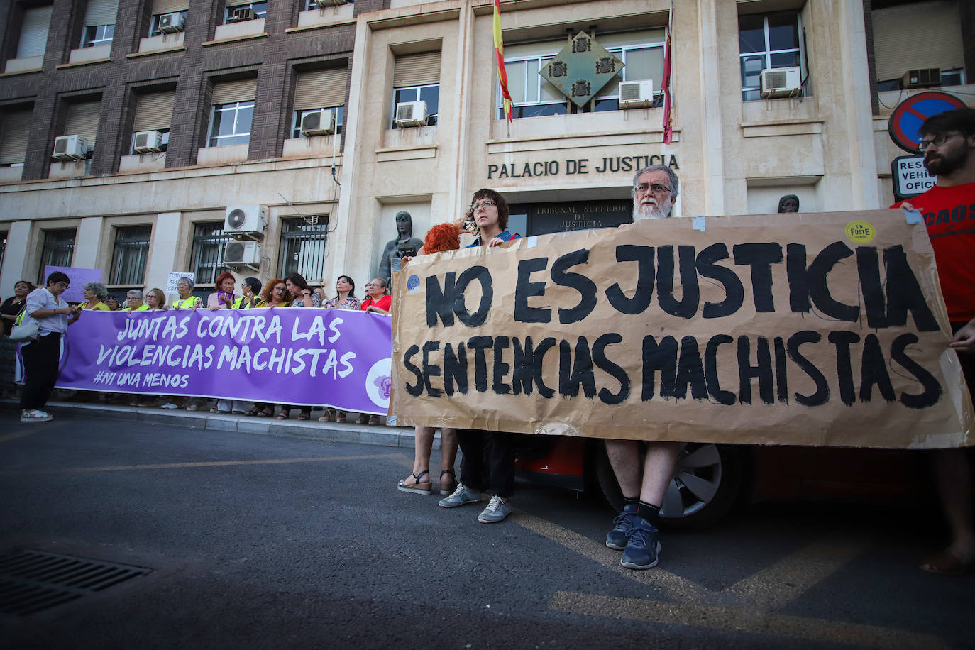 En imágenes, protesta en Murcia contra el pacto que permite a siete empresarios eludir penas de prisión por pagar por tener sexo con menores