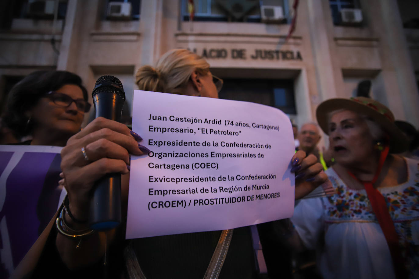 En imágenes, protesta en Murcia contra el pacto que permite a siete empresarios eludir penas de prisión por pagar por tener sexo con menores