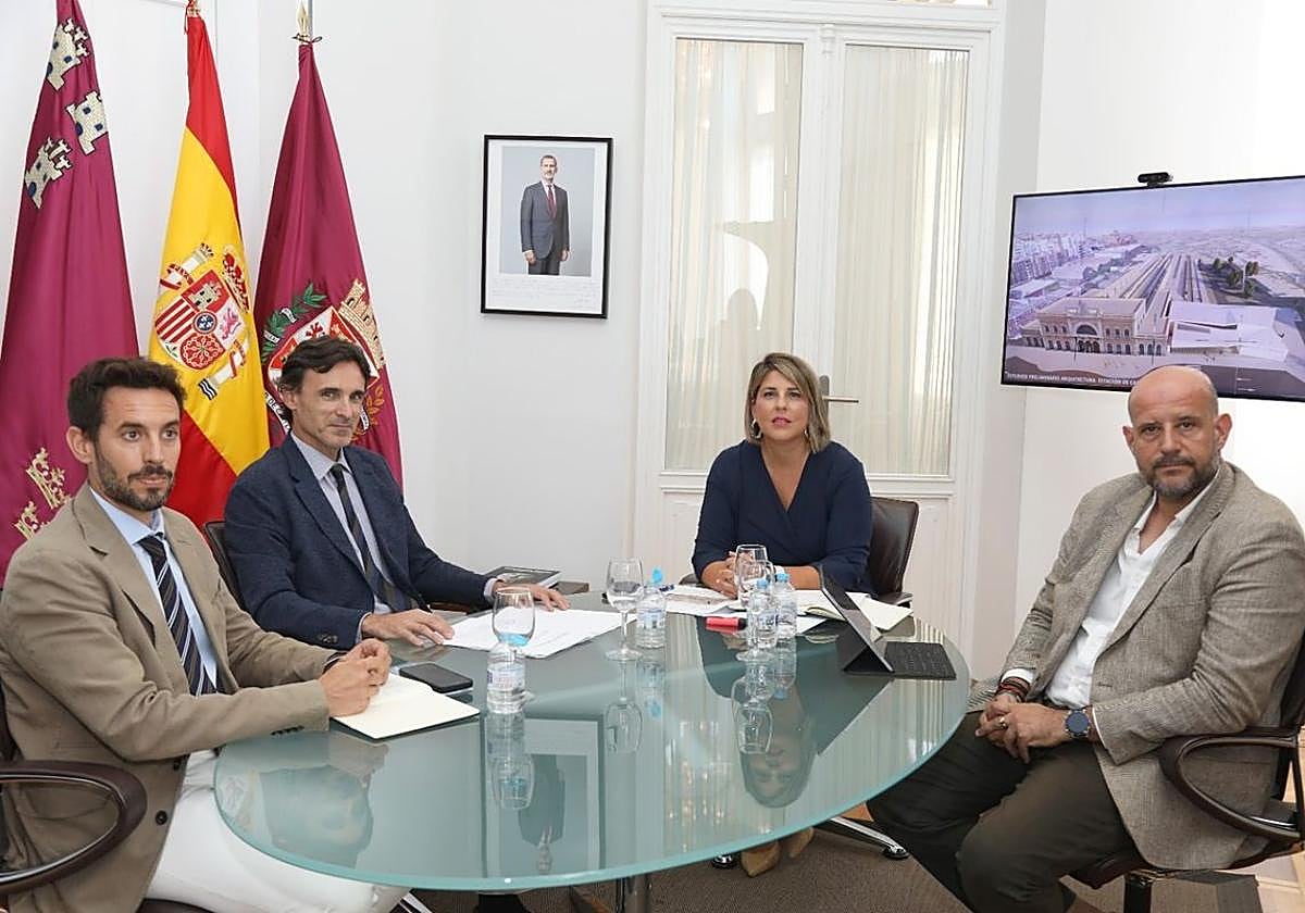 Reunión de la alcaldesa, Noelia Arroyo, con el consejero de Fomento, Jorge García Montoro (2º izq.).