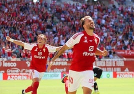 Pedro León y Pedro benito celebran el gol del capitán en el partido contra el Mérida.