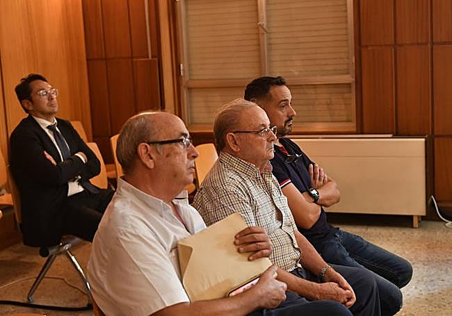 En primer plano, Ramón Fenoll, el único condenado por el 'Prestige de las basuras'. Los otros dos acusados fueron exculpados.