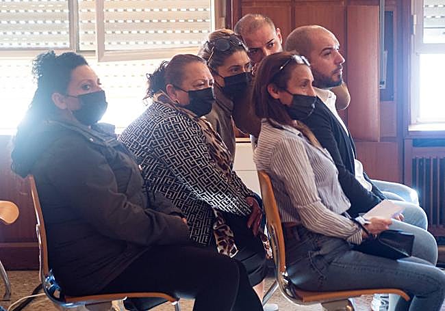 Los integrantes del 'clan de la Loles', con la cabecilla en el centro, cerrando un acuerdo en 2023.