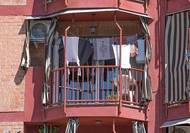 Ropa tendida en los balcones.