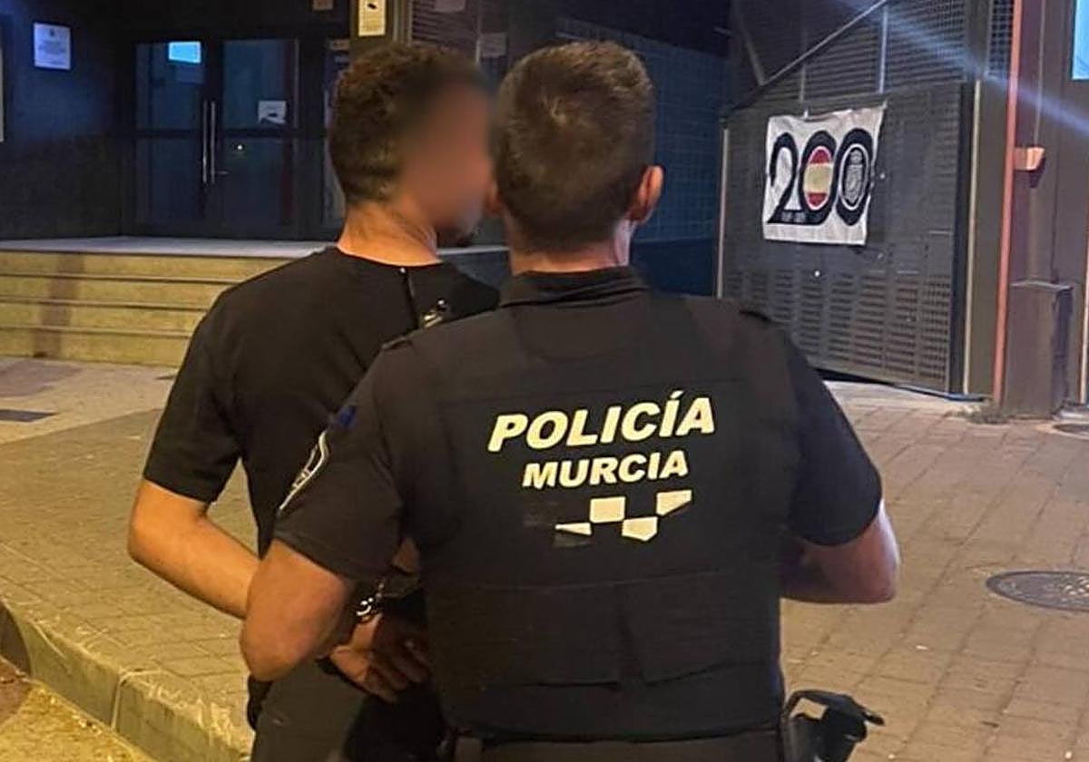 El detenido en el momento de su arresto.