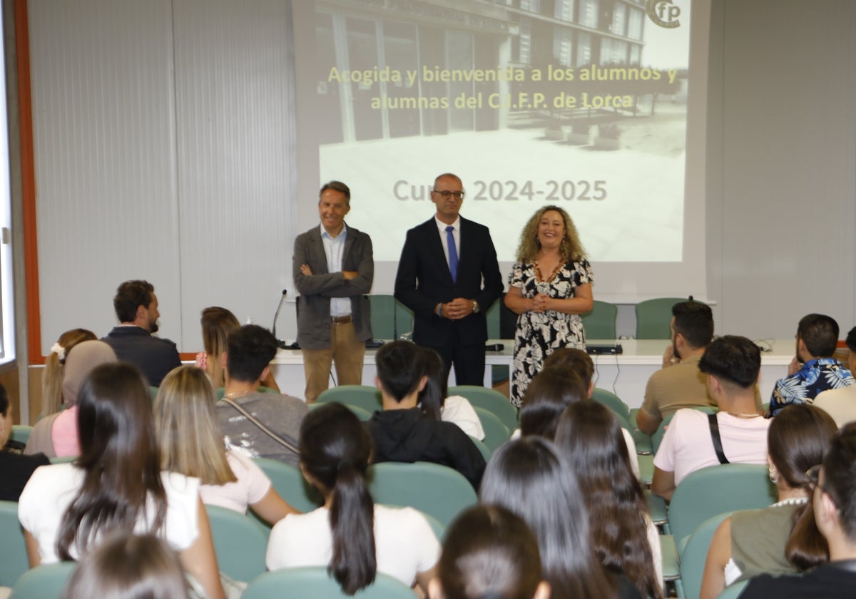 El alcalde de Lorca, el consejero y la directora del Centro Integrado de Formación Profesional durante la inauguración del curso.