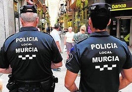 Imagen de archivo de una pareja de la Policía Local de Murcia.
