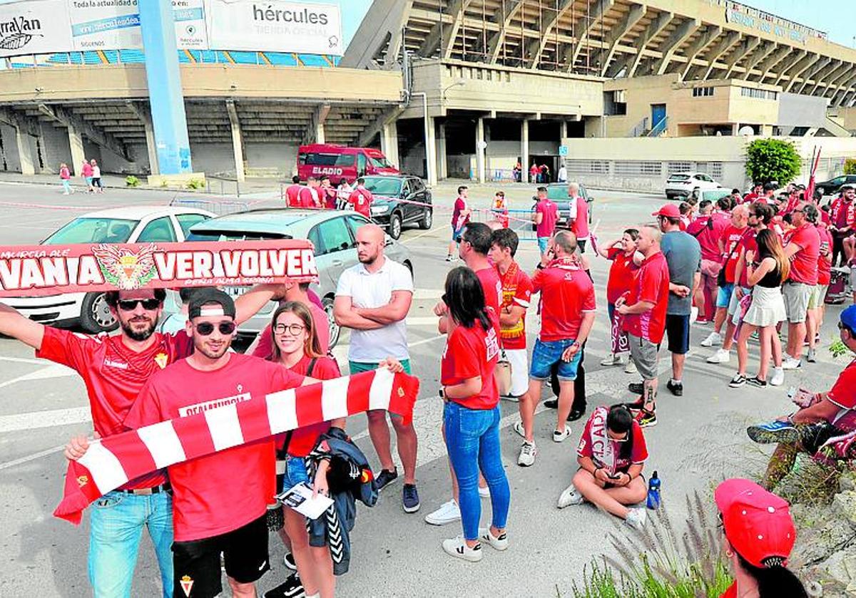 Aficionados granas, en los alrededores del estadio Rico Pérez, en mayo de 2022.