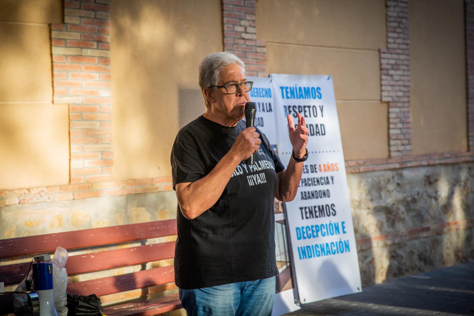 El Centro Oriol se concentra frente al antiguo asilo de Orihuela