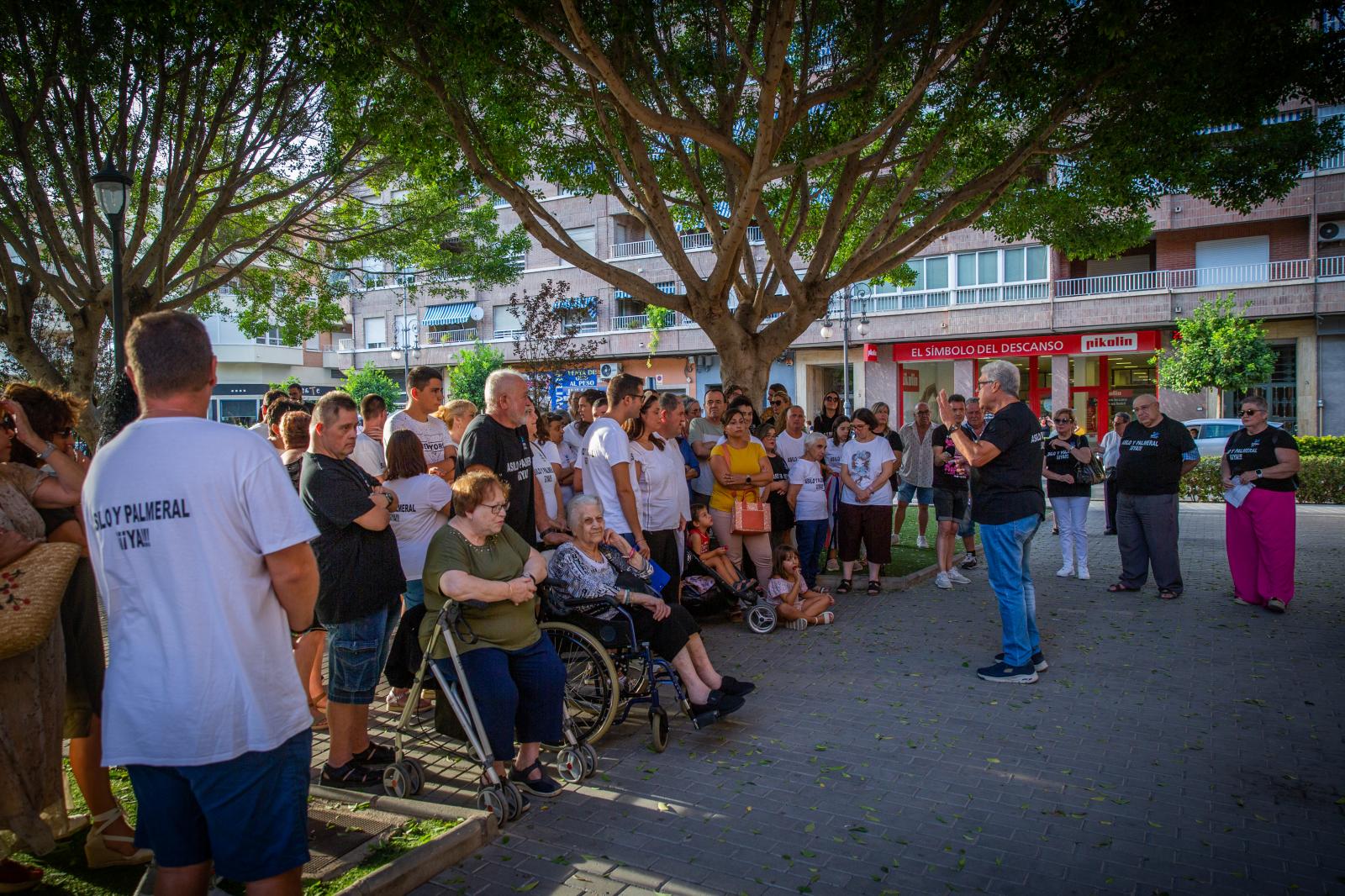 El Centro Oriol se concentra frente al antiguo asilo de Orihuela