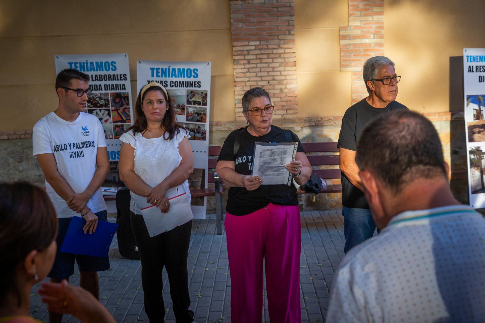 El Centro Oriol se concentra frente al antiguo asilo de Orihuela