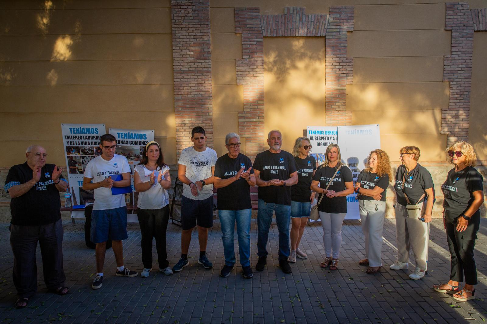 El Centro Oriol se concentra frente al antiguo asilo de Orihuela