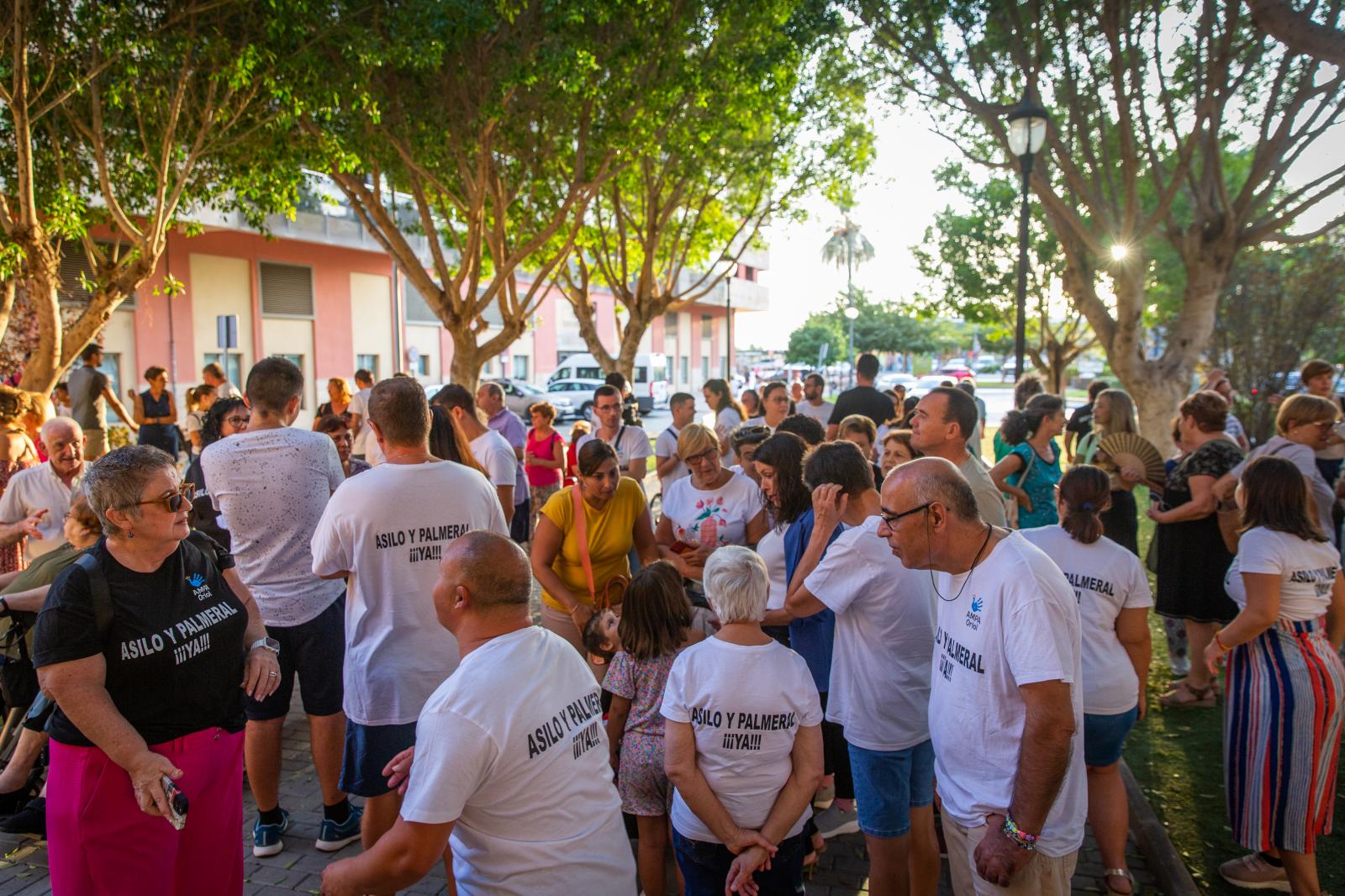 El Centro Oriol se concentra frente al antiguo asilo de Orihuela