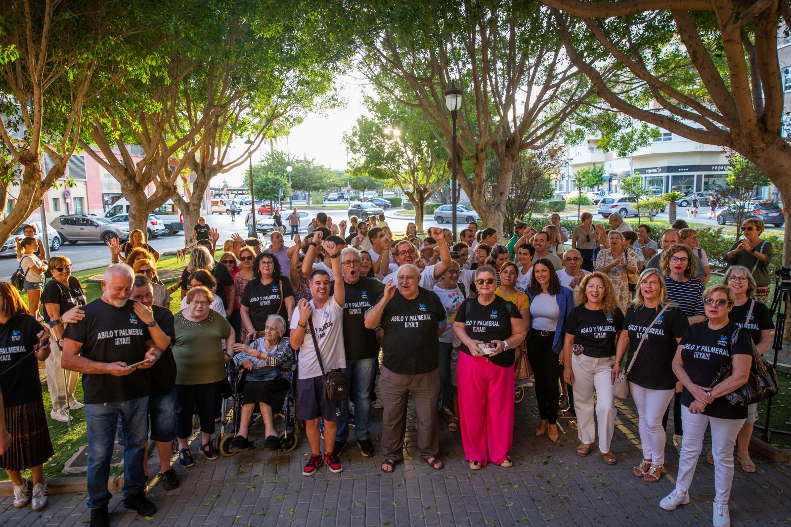 El Centro Oriol se concentra frente al antiguo asilo de Orihuela