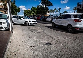 El asfalto presenta un mal estado fruto del estancamiento de agua durante episodios de lluvia.
