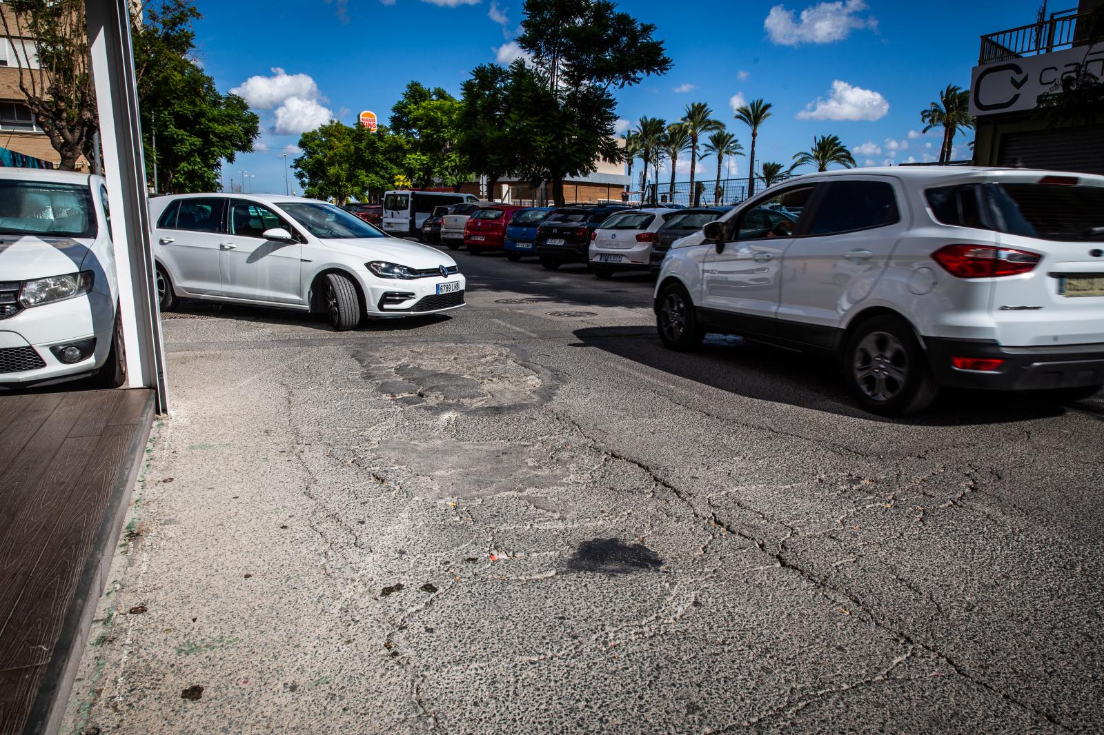El asfalto presenta un mal estado fruto del estancamiento de agua durante episodios de lluvia.