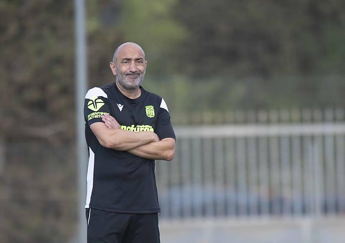 Abelardo Fernández, pensativo, durante una sesión de entrenamiento en La Manga Club.