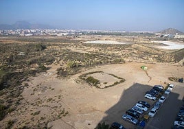 Vista del solar municipal, con coches aparcados, cerca de las balsas de Zinsa, en agosto.