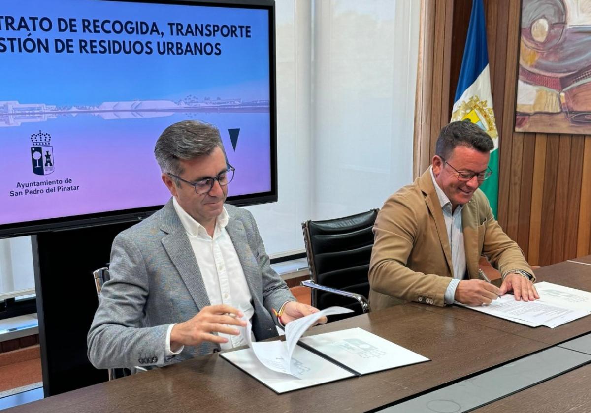 Pedro Javier Sánchez y Juan Alcántara firman el contrato, ayer.