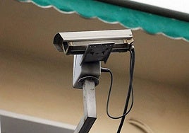 Imagen de archivo una videocámara en la calle.